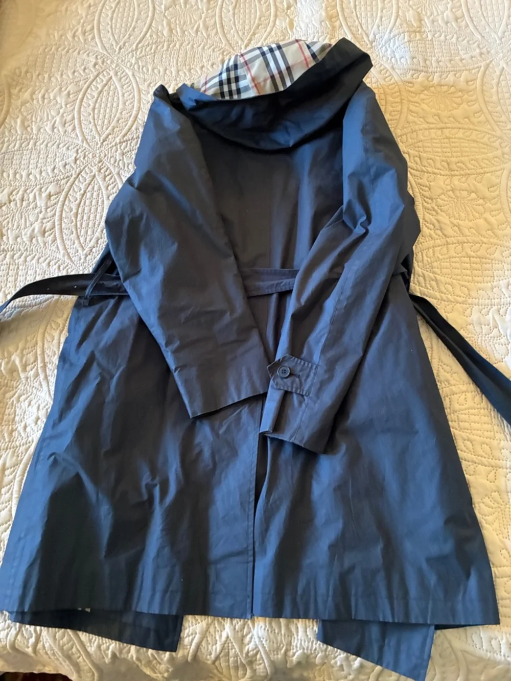 Burberry Black Trench Coat with Signature Beige Check Lining - Picture 5 of 5